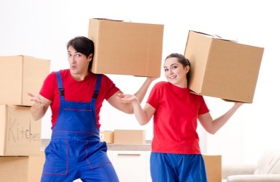Friendly moving consultant answering customer questions – Quick Mover Oman