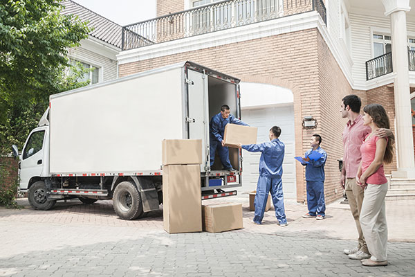 Movers loading and setting up furniture inside the moving truck – Professional Movers Muscat | Quick Mover Oman